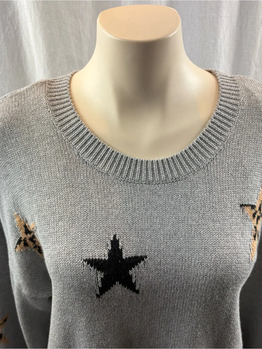 Rails Perci Star Sweater in the color Heather Grey Animal Stars M - Picture 9 of 12